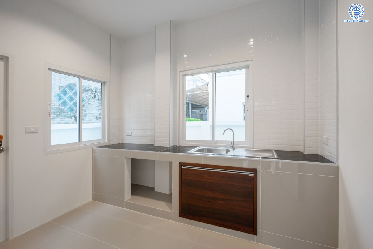 บ้านมือสองตกแต่งใหม่ ม.สิริกานต์3 บางใหญ่-กาญจนาฯ หลังมุม เนื้อที่ 56.8 ตร.ว. ฟังก์ชัน 3 นอน 3 น้ำ จอดรถได้ 2 คัน พื้นที่ใช้สอยกว้างขวาง พร้อมเดินทางสะดวกสบาย ใกล้รถไฟฟ้า "สถานีคลองบางไผ่" และจุดขึ้นทางด่วน "ศรีรัช"